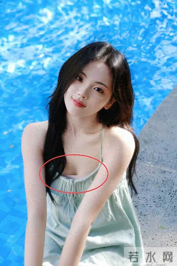 杨超越这个角度拍照里面内衣都漏出来了,没人提醒的吗?