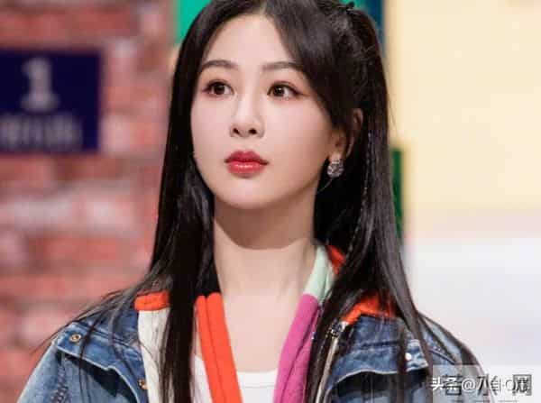 33岁杨紫生日晒全家福,爸妈气质出众亮眼,一家三口太幸福