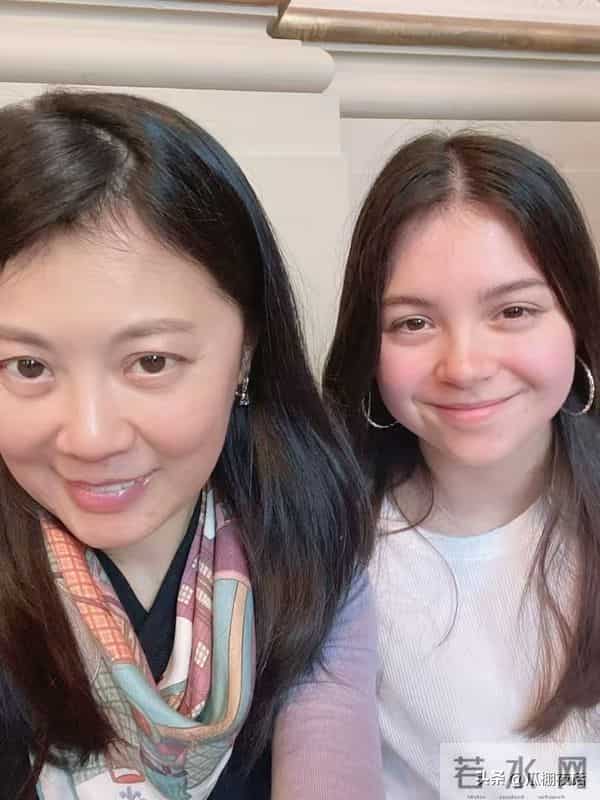 前央视主持人为爱情放弃国籍,走投无路回国,如今她过的怎样了