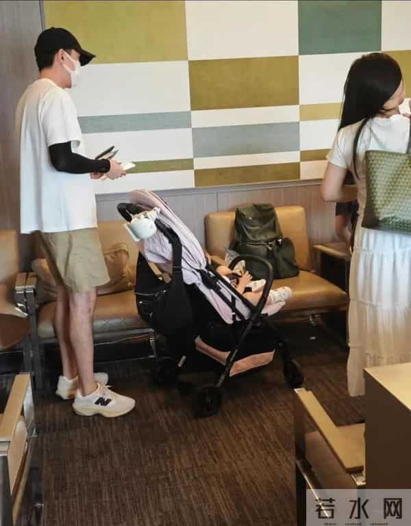 胡歌带娃游乐园,3000元通道引争议,隐私疑云未散。