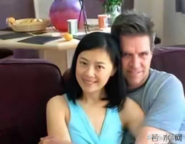 前央视主持人为爱情放弃国籍,走投无路回国,如今她过的怎样了