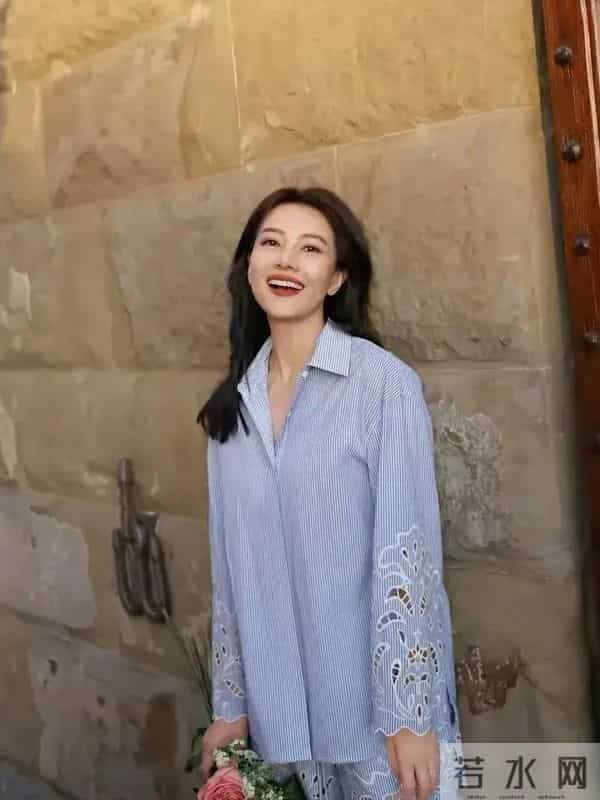 高圆圆身穿一袭蓝色衬衫打造下半身“失踪体”,气质好美腿“绝”