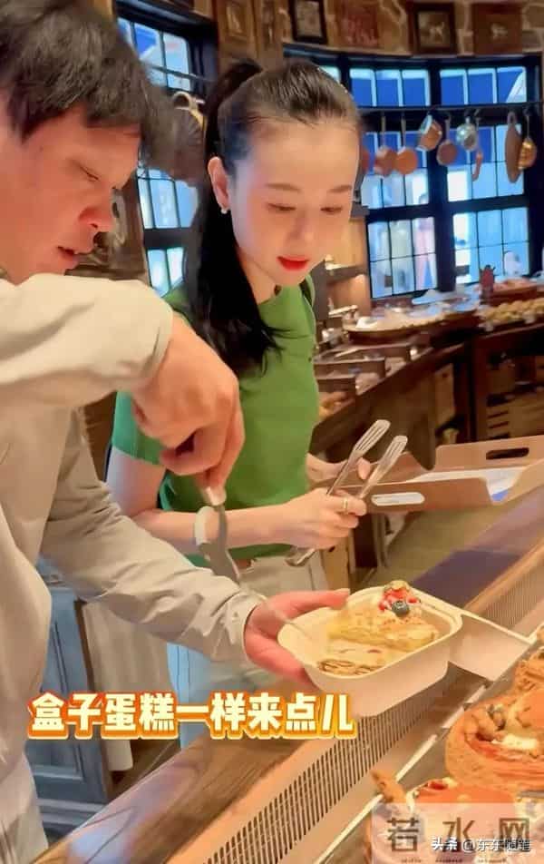 范志毅夫妇立冬逛街，差17岁被认成父女俩，老婆个高漂亮但管得严