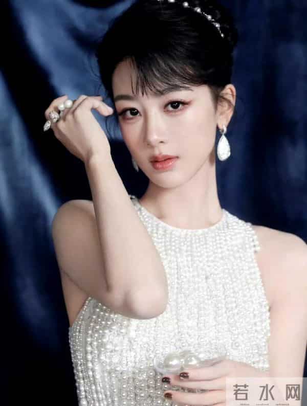 杨紫 生日写真 白色珍珠礼服来自Georges Hobeika 23春夏高定