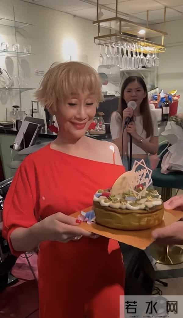 TVB绿叶74岁大寿场面热闹，一身红衣喜庆贵气，薛家燕罗子溢捧场