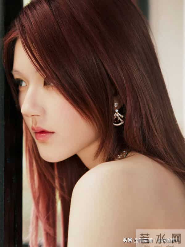 赵露思 白瓷肌肤太亮眼 美的像个洋娃娃精致到头发丝