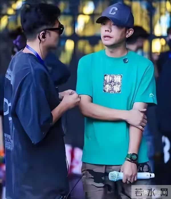 凤凰传奇的44岁玲花，怕是走上了玖月奇迹王小玮的“老路”