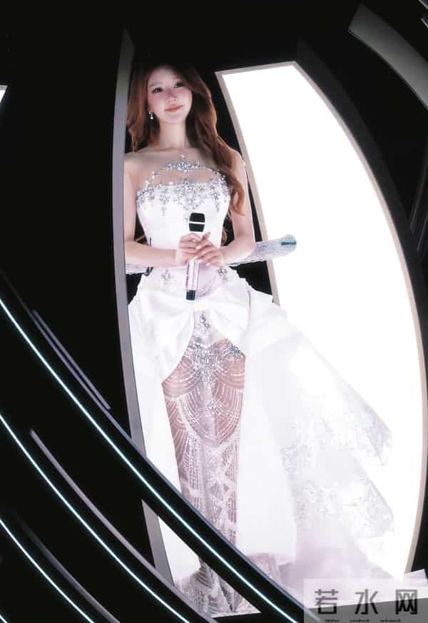 赵露思27岁生日音乐会，染红发穿衬衫热裤，用实力强势回归