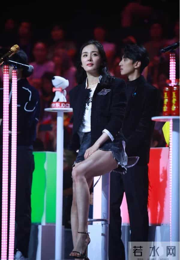 杨幂长腿杀疯了！活动现场全程黑丝白皙美腿，这比例绝了。