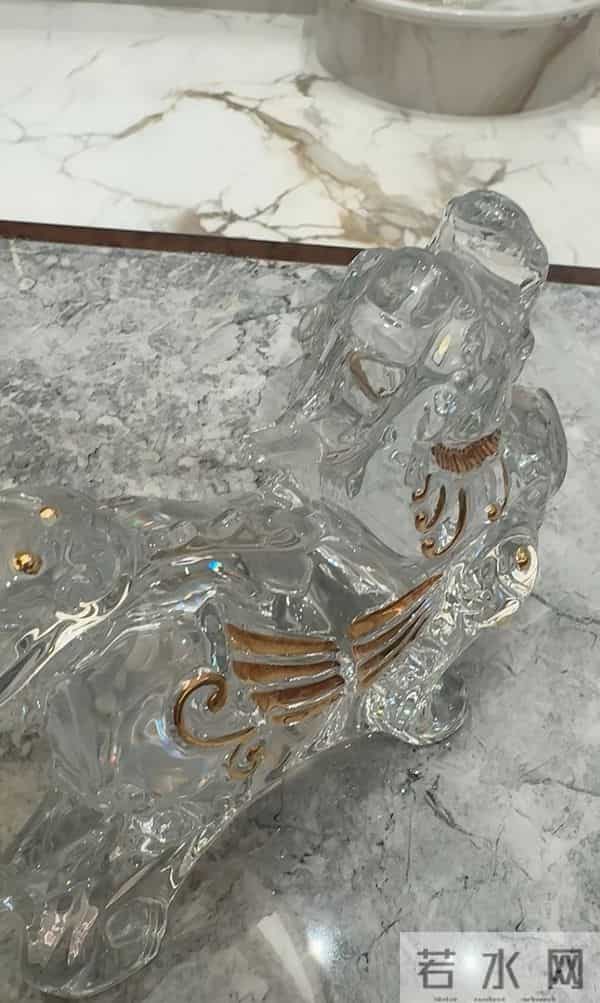 李湘回湖南娘家!父母住大别墅,客厅堆满鲜花,她却不敢露全脸