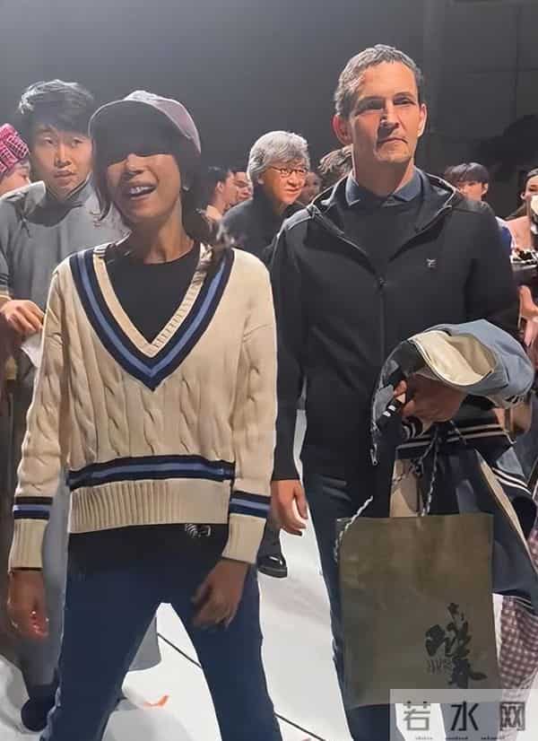 55岁莫文蔚现身香港!生图皮松肉垮自然老去,穿透视装身材干瘪