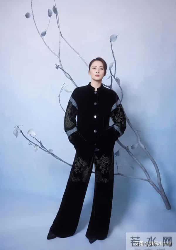 蒋勤勤出席十堰竹山活动,穿黑色印花中式套装发髻低挽,大气漂亮