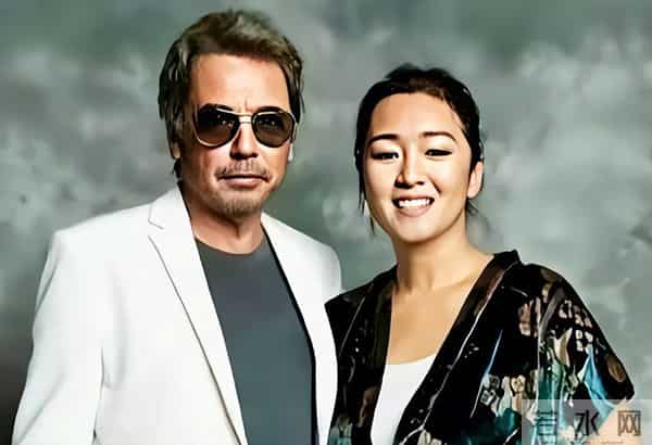 59岁巩俐在北京公园,长了皱纹头发凌乱,喝老酸奶吃糖葫芦接地气