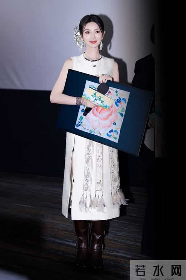 毛晓彤出席线下活动,又漂亮又明媚,皮肤白到发光少女感十足呀!