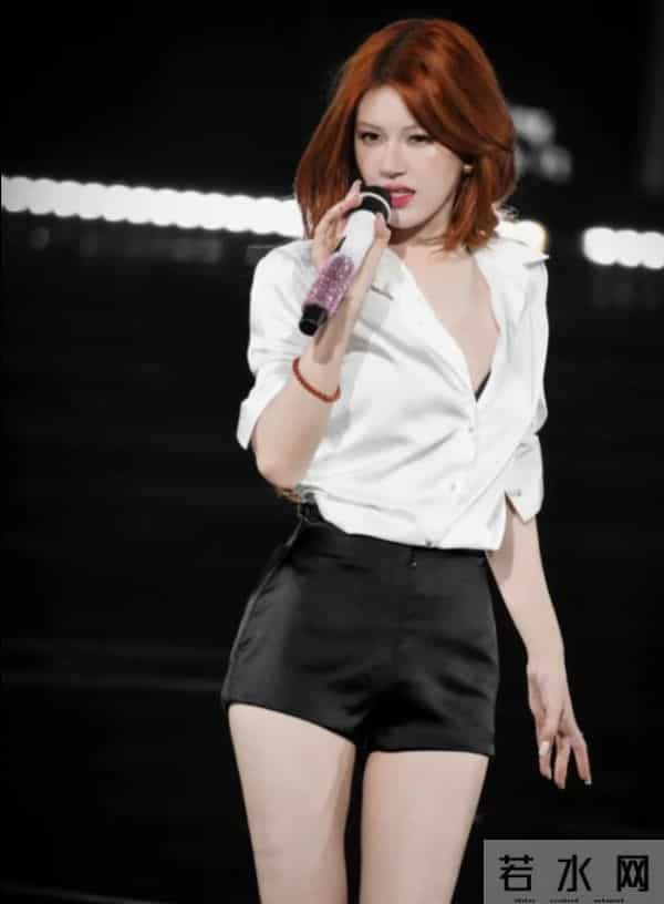 赵露思生日会热歌辣舞,完全是女团C位,这几套造型太嘶哈了