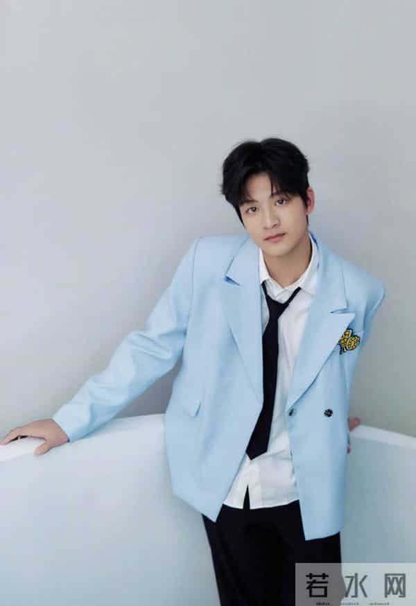 田亮晒照为14岁儿子庆生!森碗穿蓝色西服阳光帅气