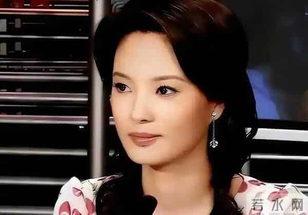 前央视主持人,俩前任去世被嘲“克夫”,生图脸僵的她近况如何了