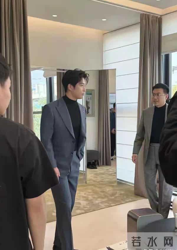 窦骁西安活动西装杀！188身高帅出天际，网友：何超莲眼光绝了