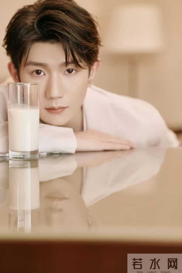 一场生日，戳穿25岁王源江湖地位，易烊千玺确实一个字都没说错