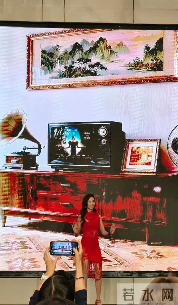 55岁莫文蔚现身香港!生图皮松肉垮自然老去,穿透视装身材干瘪