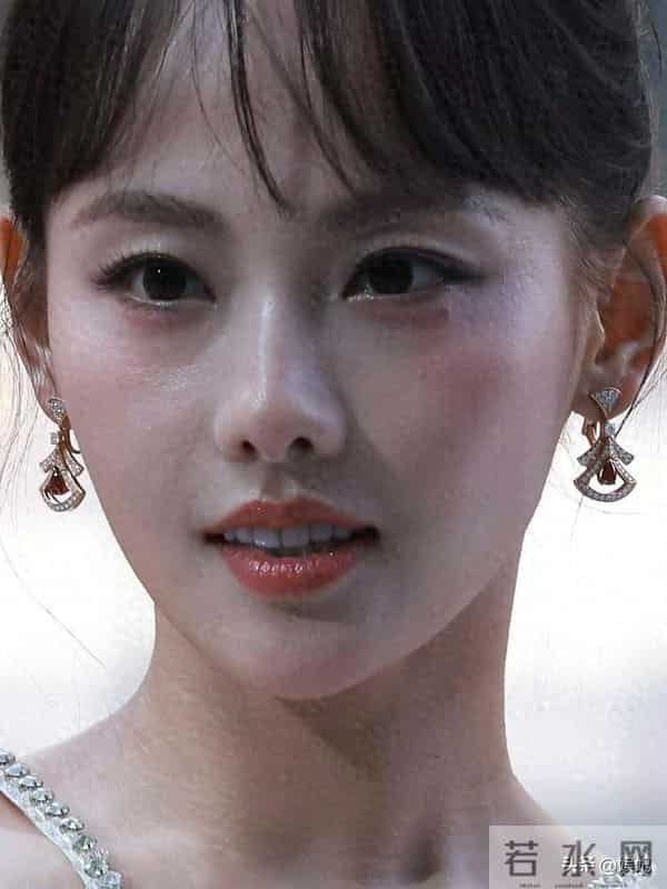 张嘉倪终于现身,脸在江山在,一看就长得又坏又媚,很有辨识度