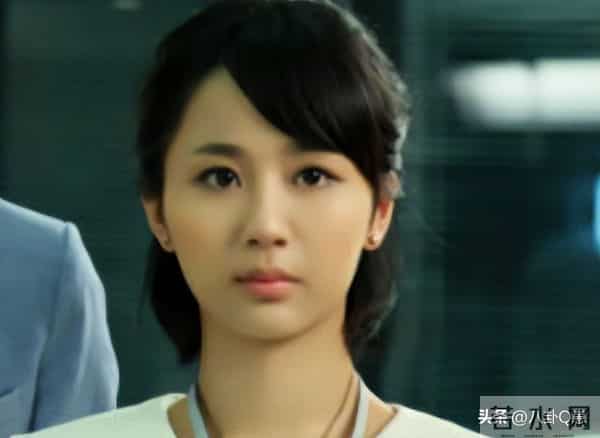 33岁杨紫生日晒全家福,爸妈气质出众亮眼,一家三口太幸福