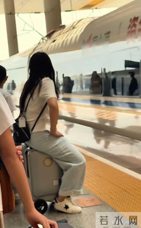 小娜悲痛发文,家里突发特殊情况,配乐是送别