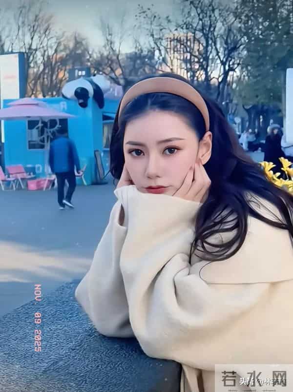 马筱梅晒青城山度假视频，孕肚明显像五六个月，蹲着摸狗，引热议