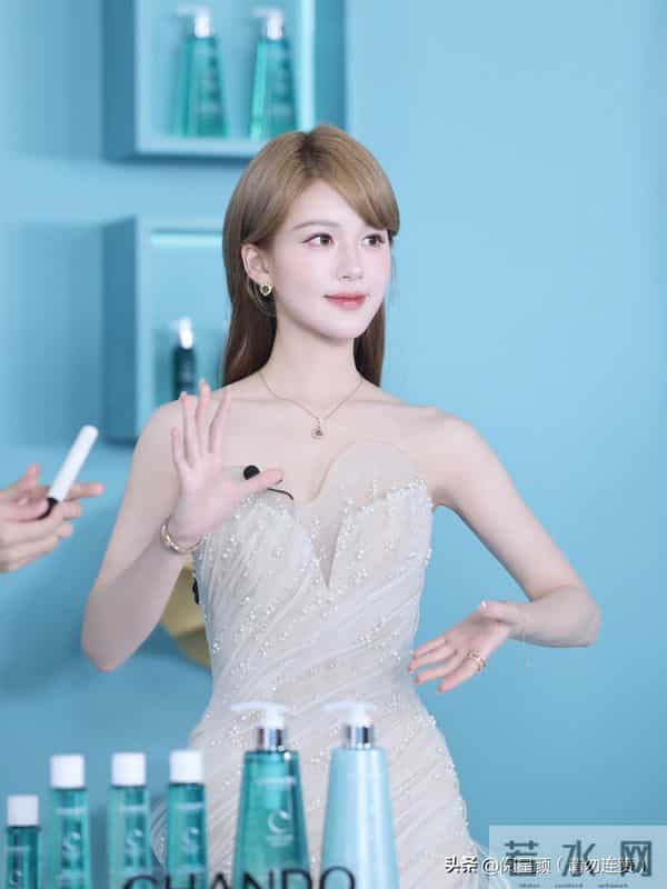 赵露思 白瓷肌肤太亮眼 美的像个洋娃娃精致到头发丝