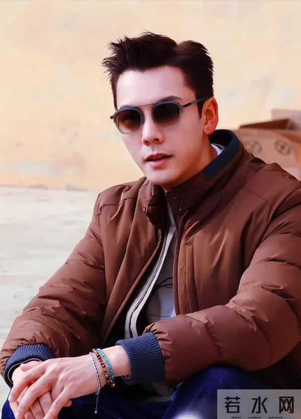 39岁陈伟霆在佛罗伦萨古董市场被偶遇，腰板挺直，年龄越大越帅了