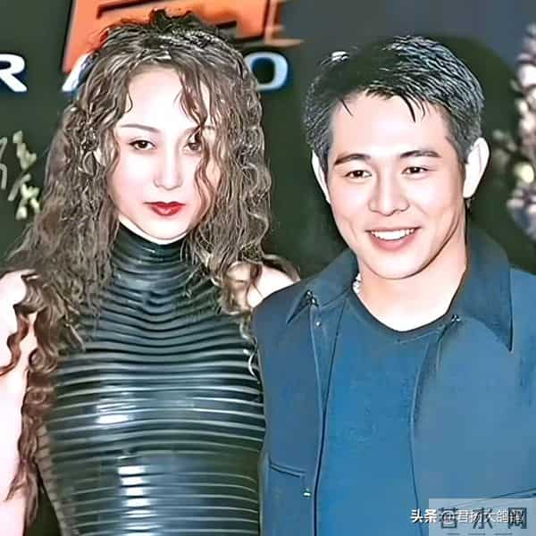 看李连杰与黄秋燕利智的合影，爱不爱太明显