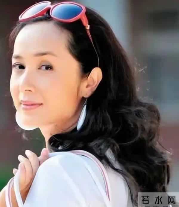 蒋雯丽59岁英国低调生活曝光：昔日女神瘦老憔悴，岁月不饶人