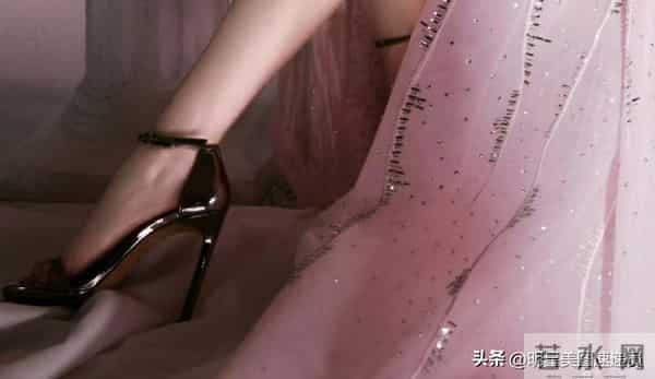 景甜：粉裙衬玉腿，神颜配好身材