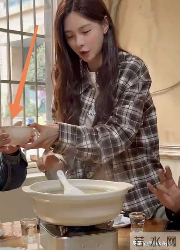 沈梦辰私密饭局曝光！亲手为汪涵盛汤，51岁涵哥胡子花白惊呆网友