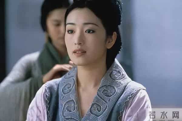 59岁巩俐在北京公园,长了皱纹头发凌乱,喝老酸奶吃糖葫芦接地气