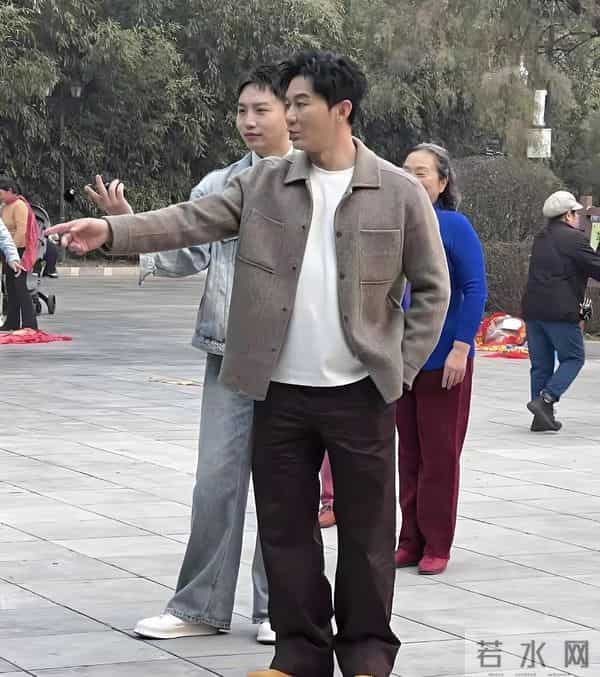 46岁李晨北京公园被偶遇,帅气有型魅力足,引得一群大妈热情围观
