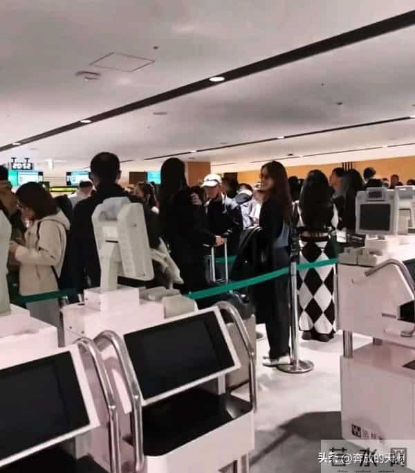 章泽天机场被偶遇,头发拉直,侧脸好美。