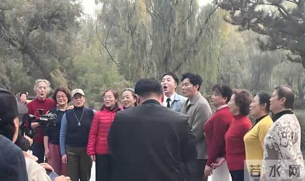 46岁李晨北京公园被偶遇,帅气有型魅力足,引得一群大妈热情围观