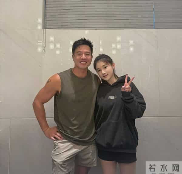 安志杰48岁在杭州露肌肉见粉丝，粉丝尖叫：男人味比西湖水还保鲜