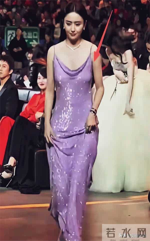 尴尬还是炒作？佟丽娅红毯礼服大开杀戒，这画面不敢看第二遍
