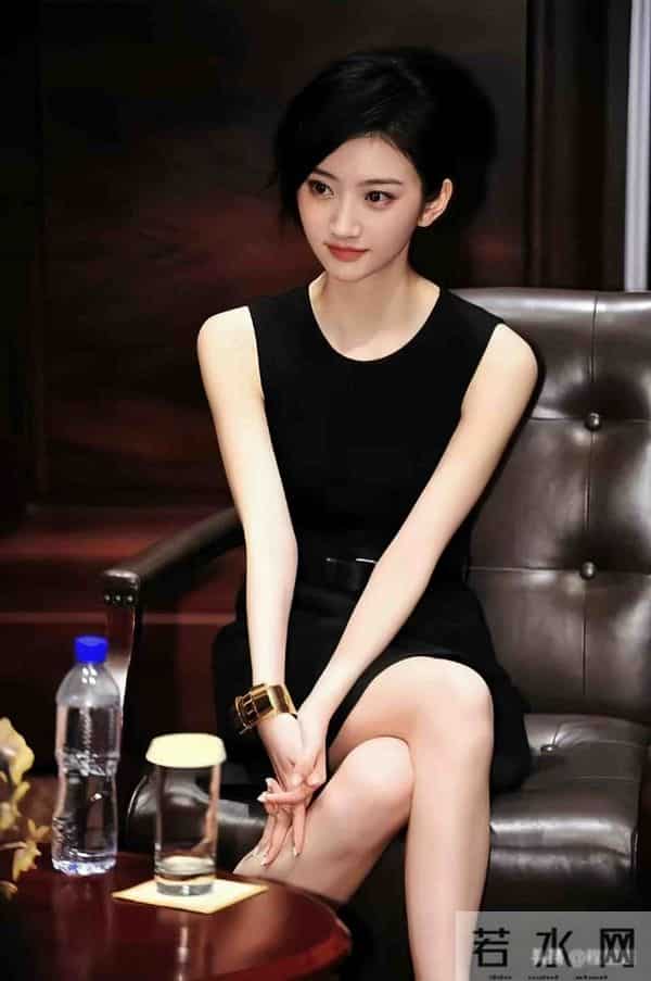 景甜如今被热议，当年清纯照成谜，时代滤镜悄悄改写审美