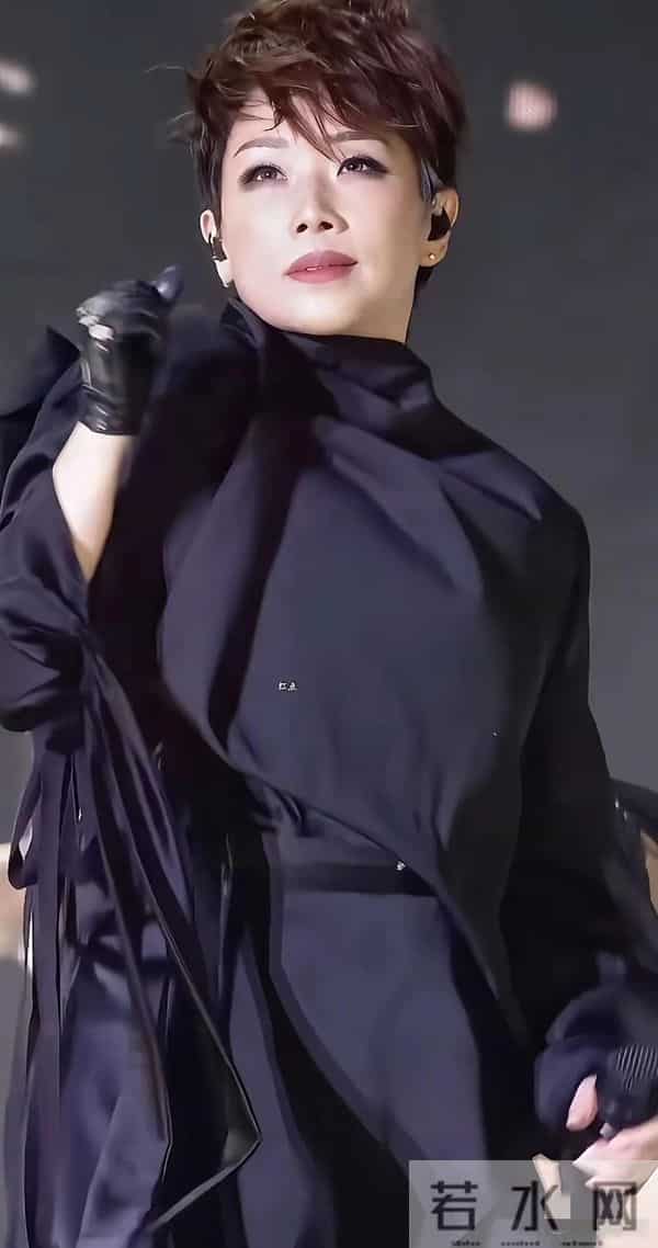 难以想象这是60岁的林忆莲吗？在深圳开演唱会，现场气氛特别的好