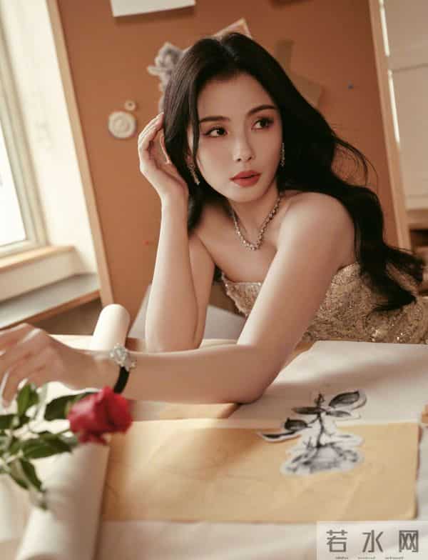 刘涛,长卷发搭配亮片刺绣长裙,温柔大气