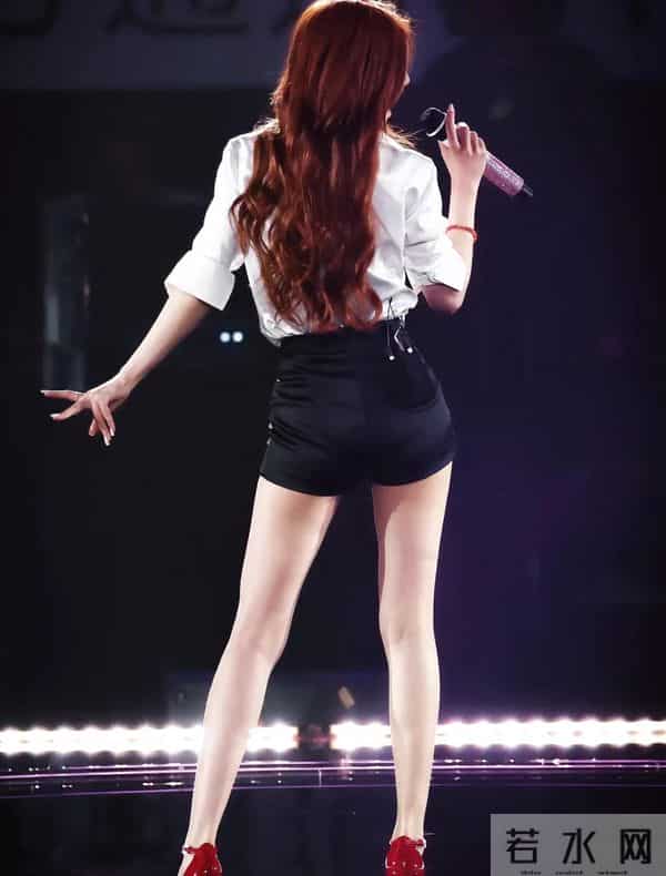 赵露思演唱会穿搭太火辣,甜妹变御姐!