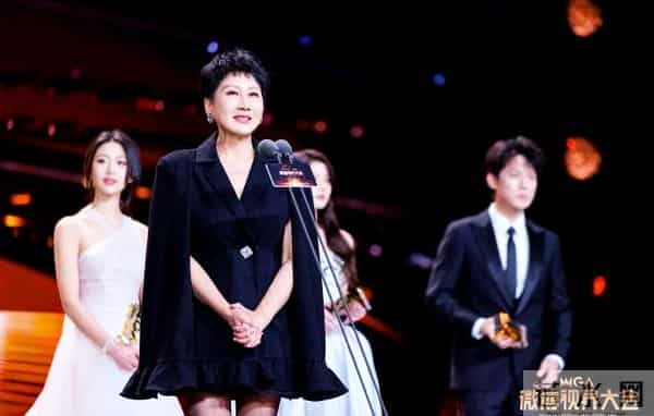 张凯丽回应63岁穿黑丝：丝袜一直有穿，年龄阻挡不了追求美的脚步