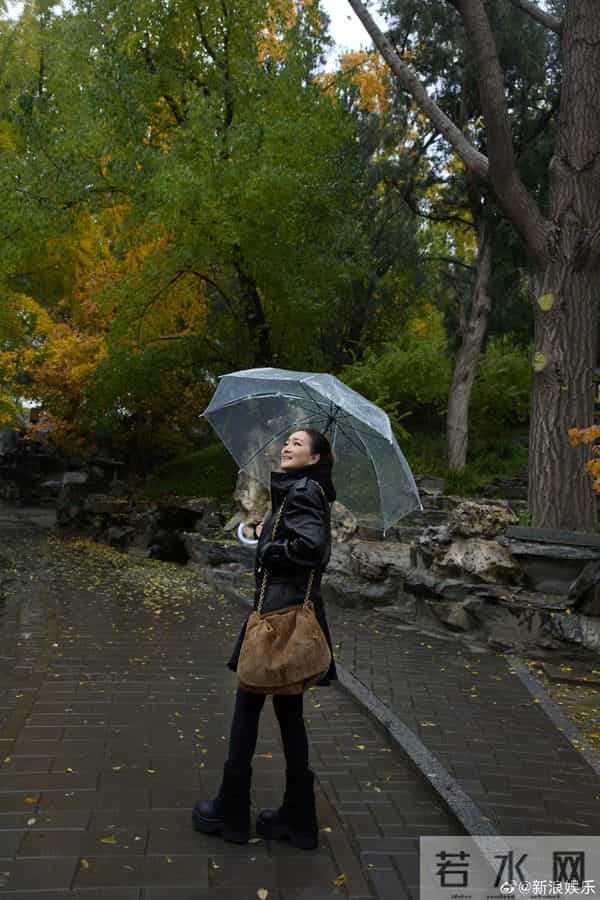 巩俐雨天现身北海公园，全黑造型撑伞漫步，这姿态太像电影镜头！
