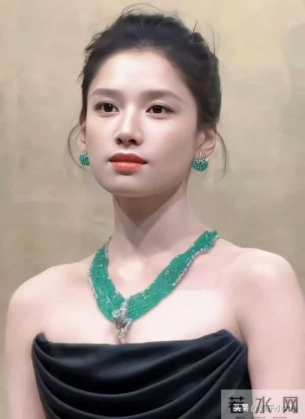 张婧仪今天出席卡地亚高珠展,穿黑色礼服裙佩戴权威祖母绿好美