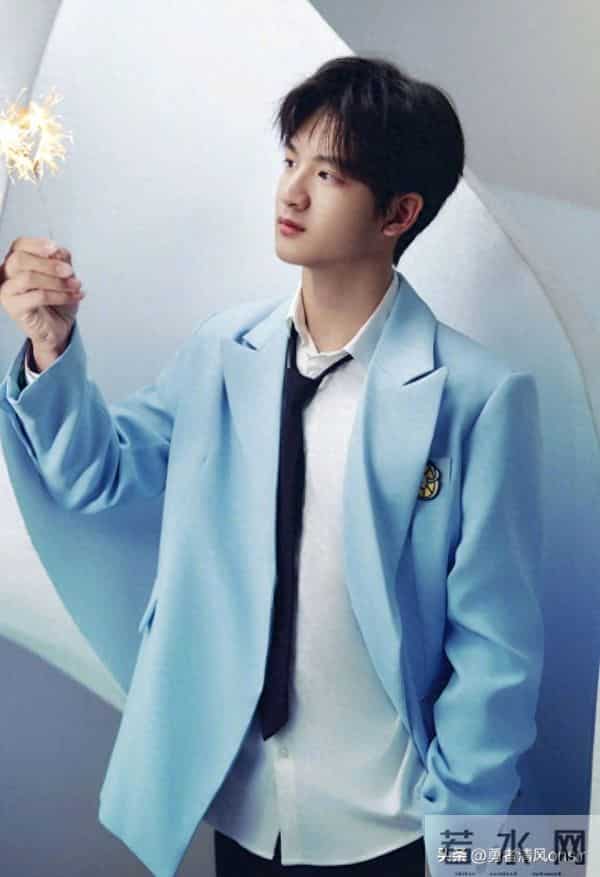 田亮晒照为儿子庆生，14岁田宸宇阳光帅气，身高近180全家最高