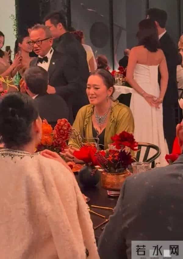 巩俐59岁依旧美出圈!知性打扮+吸睛项链,线下活动太亮眼