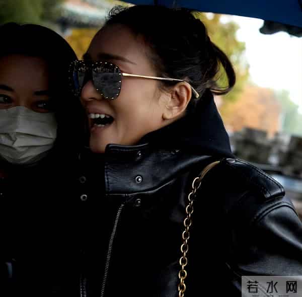 59岁巩俐在北京公园,长了皱纹头发凌乱,喝老酸奶吃糖葫芦接地气